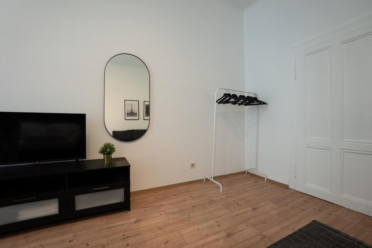Lovely 1-Bedroom Apartment Next To Praterstern Виена Екстериор снимка