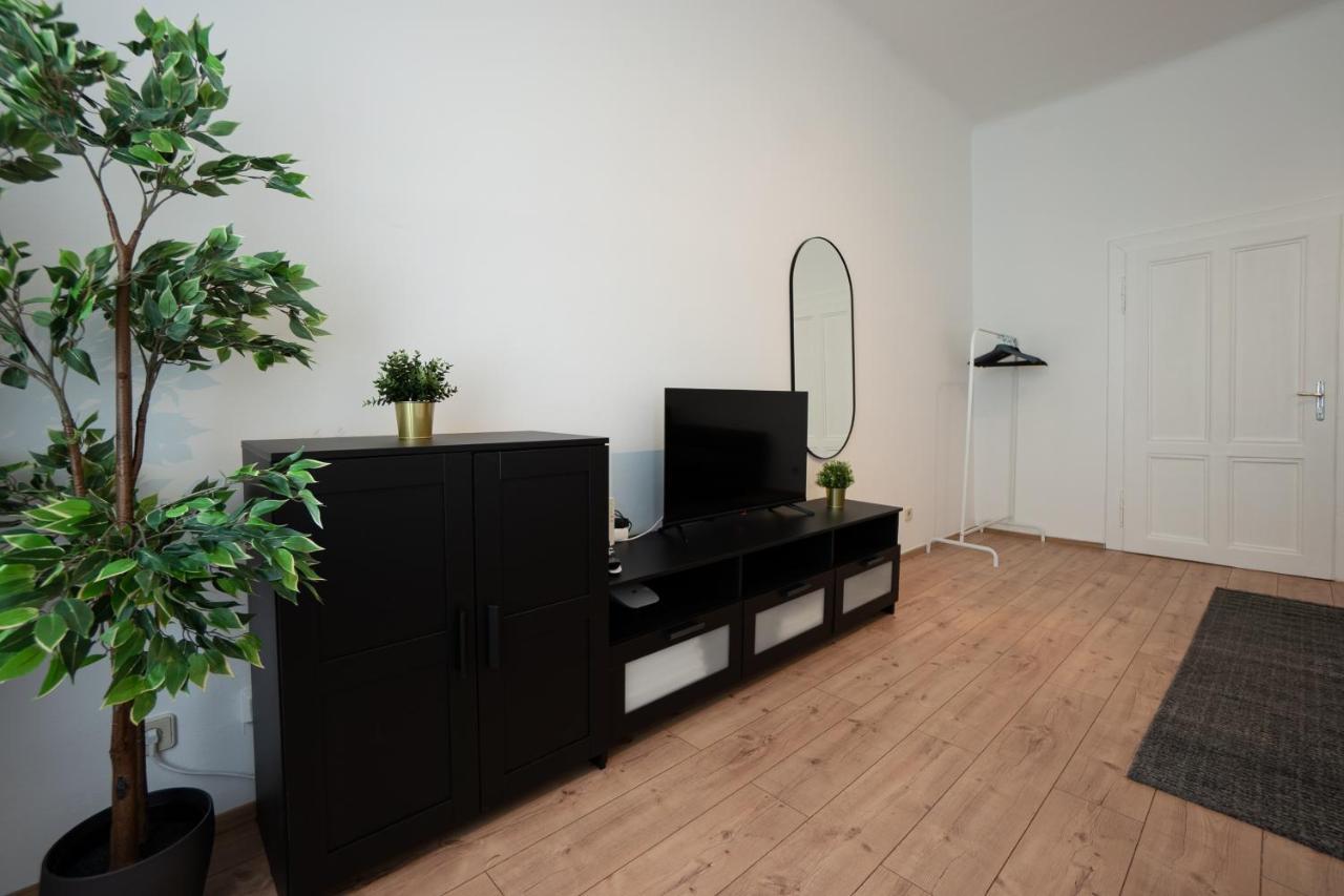Lovely 1-Bedroom Apartment Next To Praterstern Виена Екстериор снимка