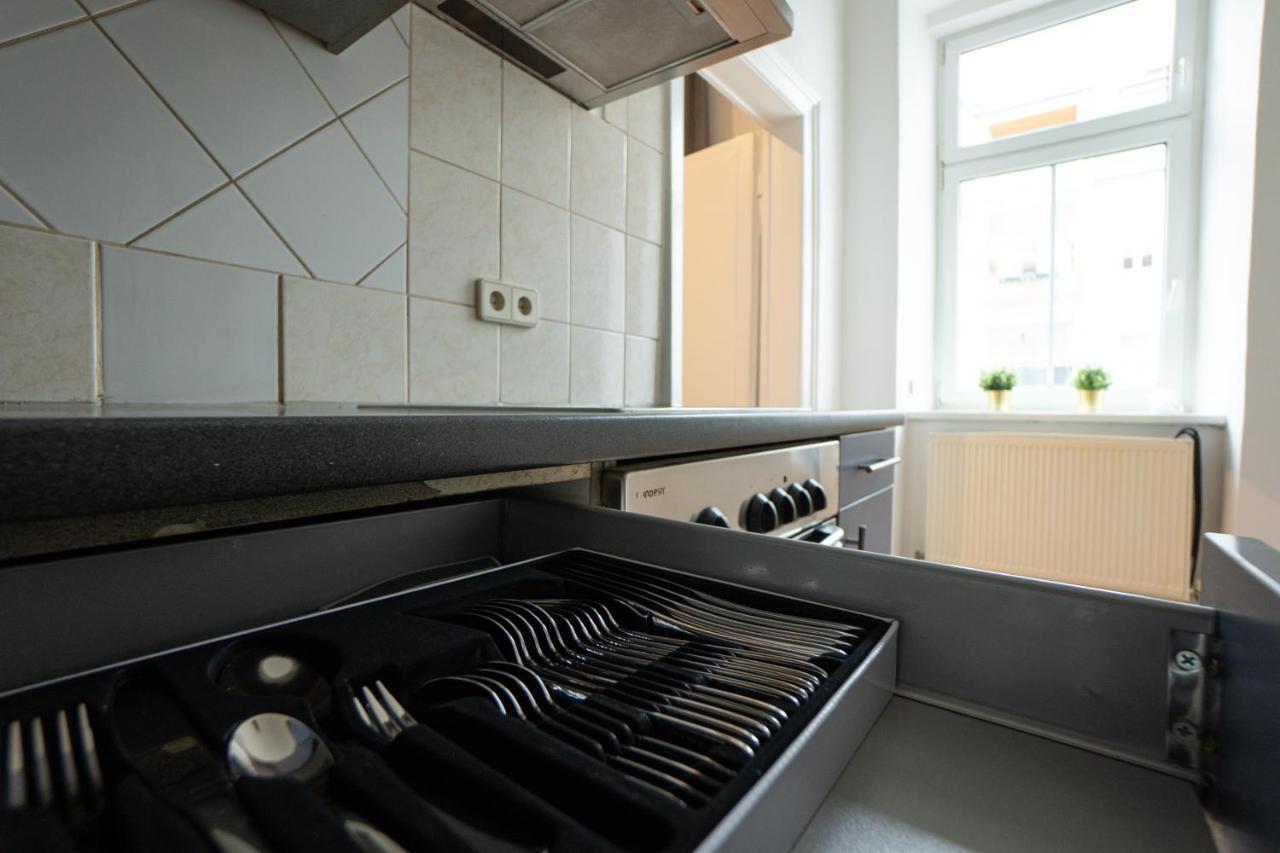 Lovely 1-Bedroom Apartment Next To Praterstern Виена Екстериор снимка